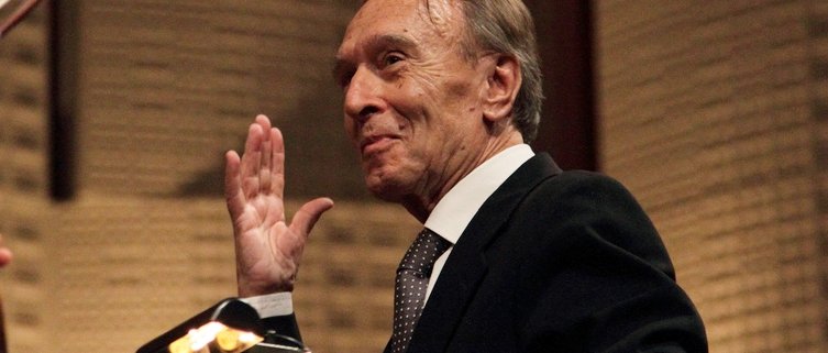 Claudio Abbado, celebre maestro d'orchestra e senatore a vita, ha acquistato 30 anni fa un terreno vicino alle spiagge del Lazzaretto e delle Bombarde in provincia di Alghero. Lo ha bonificato e reso un'oasi naturale impegnandosi a salvarlo dalla cementificazione.