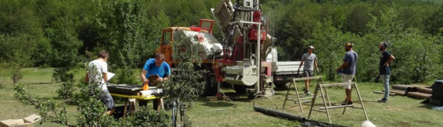 Progetto Torbiere. Il cantiere presso la piana lacustre di lago Moo e prima descrizione in sito della carota effettuata nel 2017. FOTO: Servizio Geologico, Sismico e dei Suoli Regione Emilia Romagna.