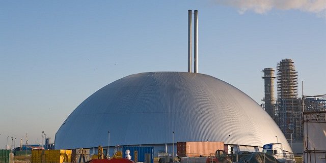 The Marchwood incinerator near Southampton, UK. According to estimates, by 2035, waste-to-energy plants will be more carbon intensive than landfilling. One more reason to boost recycling. Photo: Peter Facey Attribution-ShareAlike 2.0 Generic (CC BY-SA 2.0)