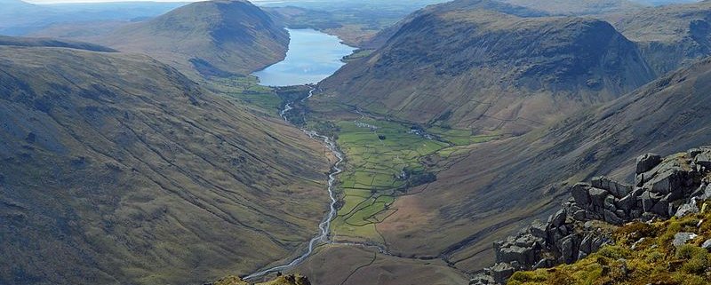 L’afflusso dei turisti e gli effetti del cambiamento climatico, nota il Guardian, minacciano la tenuta del Lake District, uno dei luoghi più affascinanti del Regno Unito. Foto: Doug Sim Attribution-ShareAlike 4.0 International (CC BY-SA 4.0)