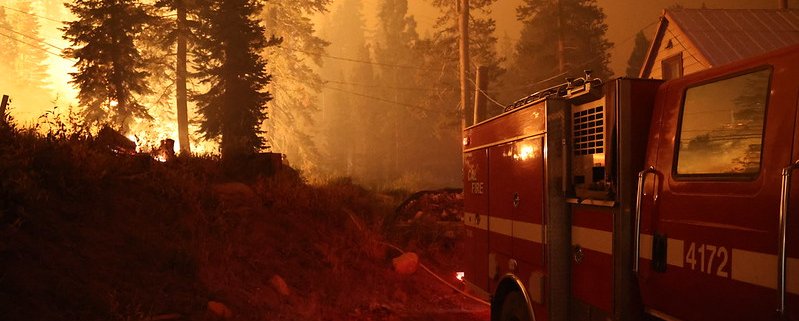 La diffusione degli incendi negli Stati Uniti rappresenta una seria minaccia per le multinazionali USA che hanno investito nella tutela delle foreste per controbilanciare le proprie emissioni. Foto: CALFIRE_Official Attribution-NonCommercial 2.0 Generic (CC BY-NC 2.0)