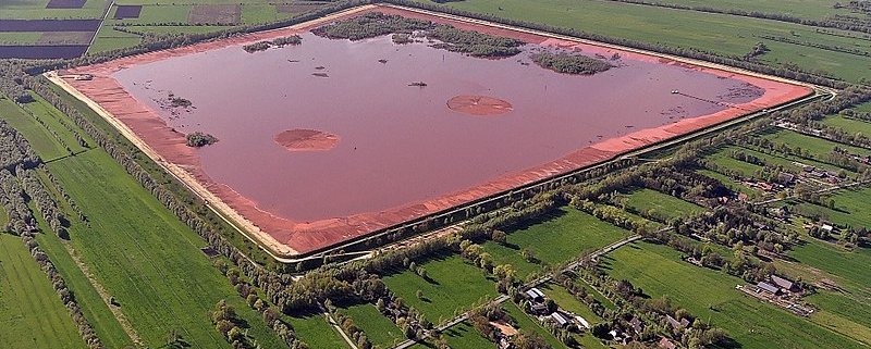 Red mud is the unpleasant waste product of bauxite. Photo: Ra Boe Attribution-ShareAlike 3.0 Unported (CC BY-SA 3.0)