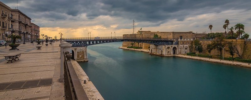 Il piano di riqualificazione della città di Taranto promosso nel 2015 dal Contratto Istituzionale di Sviluppo è un esempio di contrasto al consumo di suolo e di rilancio della qualità urbana. Foto: Rawpixel CC0 1.0 Universal (CC0 1.0) Public Domain Dedication