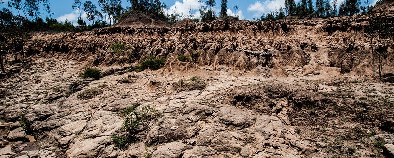 L'erosione del terreno nei pressi di Debre Berhan, in Etiopia: l'Africa è l'area più colpita dal degrado del suolo, un fenomeno che riduce sempre di più la dispobilità di terra da destinare all'agricoltura. Foto: 2015CIAT/GeorginaSmith Attribution-NonCommercial-ShareAlike 2.0 Generic (CC BY-NC-SA 2.0)