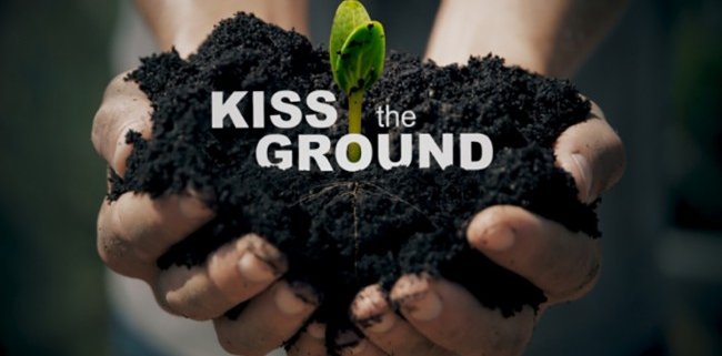 Il docufilm Kiss The Ground è disponibile in italiano sulla piattaforma Netflix.