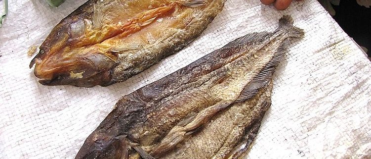 L'affumicatura del pesce e la conseguente richiesta di legna da ardere sono una delle cause della deforestazione. Foto: T.K. Naliaka Attribution-ShareAlike 4.0 International (CC BY-SA 4.0)