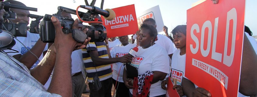 Un incontro con i media locali in Tanzania da parte degli attivisti di Oxfam per spiegare l'impatto del land grabbing sulle comunità povere. FOTO: Oxfam East Africa CC 2.0