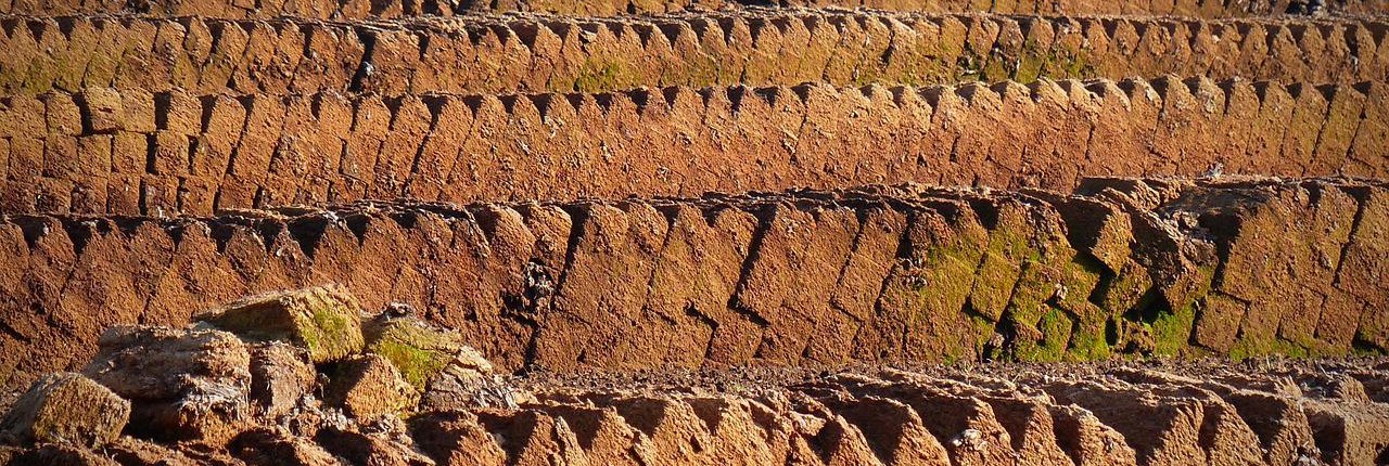 Nella foto, zolle di torba tagliate per destinarle a orticoltura e giardinaggio. Un'attività che mette in pericolo la sopravvivenza delle preziose torbiere. FOTO: bernswaelz da Pixabay