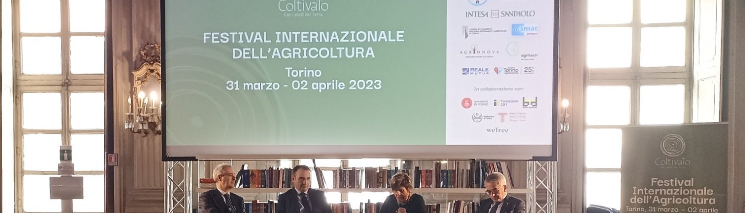 La presentazione del Festival Internazionale dell’Agricoltura ColtivaTo presso il Circolo dei Lettori nel capoluogo piemontese. Da sinistra, il Vicepresidente della Camera di commercio di Torino Enzo Pompilio D'Alicandro, il sindaco di Torino Stefano Lo Russo, la fitopatologa, imprenditrice e membro del Comitato Tecnico-Scientifico di Re Soil Foundation Maria Lodovica Gullino (responsabile scientifica di ColtivaTo) e l'assessore all’Agricoltura della Regione Piemonte Marco Protopapa. Foto: Matteo Cavallito/Re Soil Foundation