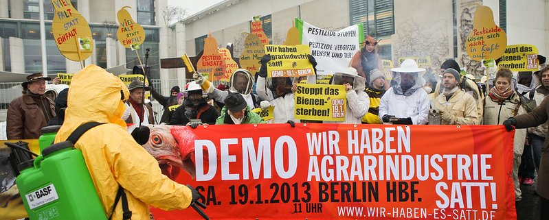 Dal 2009 al 2020 le vendite di pesticidi in Germania sono diminuite solo di poco, passando da circa 30.000 a 28.000 tonnellate all’anno. Foto: Jakob Huber/Campact Attribution-NonCommercial 2.0 Generic (CC BY-NC 2.0)