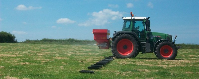 Le fonti fossili vengono impiegate nell’estrazione e nella produzione di elementi e sostanze essenziali come idrogeno e ammoniaca che sono alla base dei fertilizzanti azotati stessi. Credit: © Natural England/Steve Marston Attribution-NonCommercial-NoDerivs 2.0 Generic (CC BY-NC-ND 2.0)