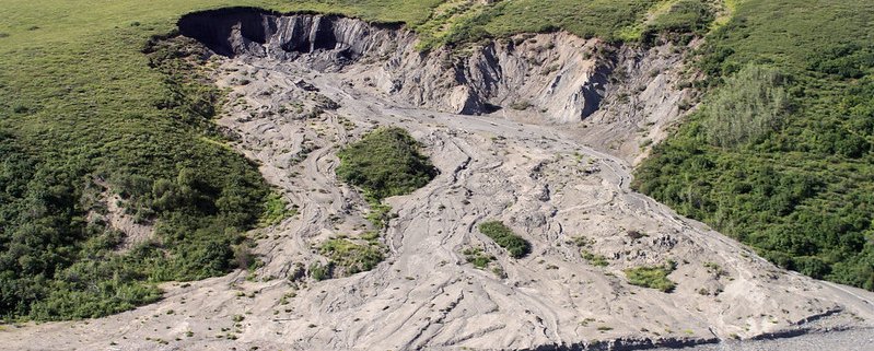 Il termine “permafrost” fa riferimento a quel tipo di suolo perennemente congelato (ma non necessariamente ricoperto di ghiaccio) presente in alcune regioni fredde. Foto: NPS Climate Change Response CC BY 2.0 DEED