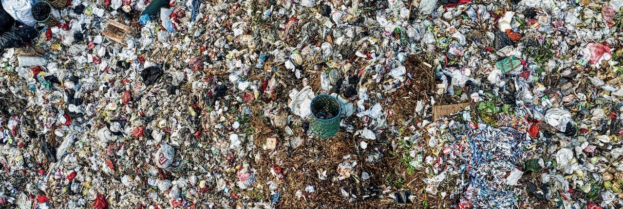 Ripensate in ottica circolare, le discariche possono diventare una sorta di miniere di materia riciclabile. FOTO: Tom Fisk. https://www.pexels.com/it-it/foto/vista-a-volo-d-uccello-delle-discariche-durante-il-giorno-3174347/