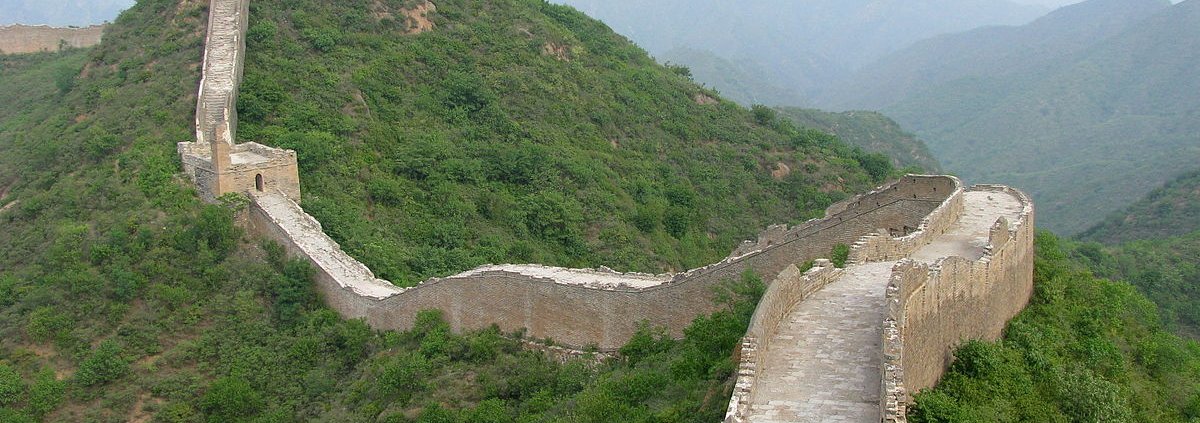 Biocrusts widely found on the Great Wall of China can slow the erosion process, thus contributing to the preservation of the structure. Photo: Peter Dowley CC BY 2.0 DEED Attribution 2.0 Generic