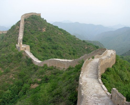 Le croste biologiche largamente presenti sulla Grande Muraglia cinese possono rallentare il processo di erosione contribuendo così alla conservazione della struttura. Foto: Peter Dowley CC BY 2.0 DEED Attribution 2.0 Generic