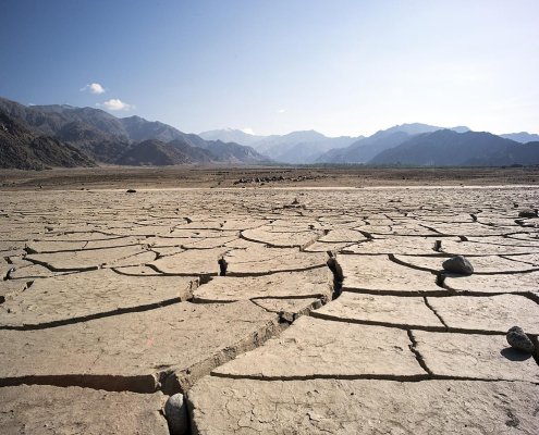 Gli effetti delle fessure di disseccamento del suolo, la cui diffusione è favorita dalla siccità, sono un esempio del circolo vizioso che si instaura tra il cambiamento climatico e il terreno. Foto: Christopher Michel CC BY 2.0 DEED Attribution 2.0 Generic