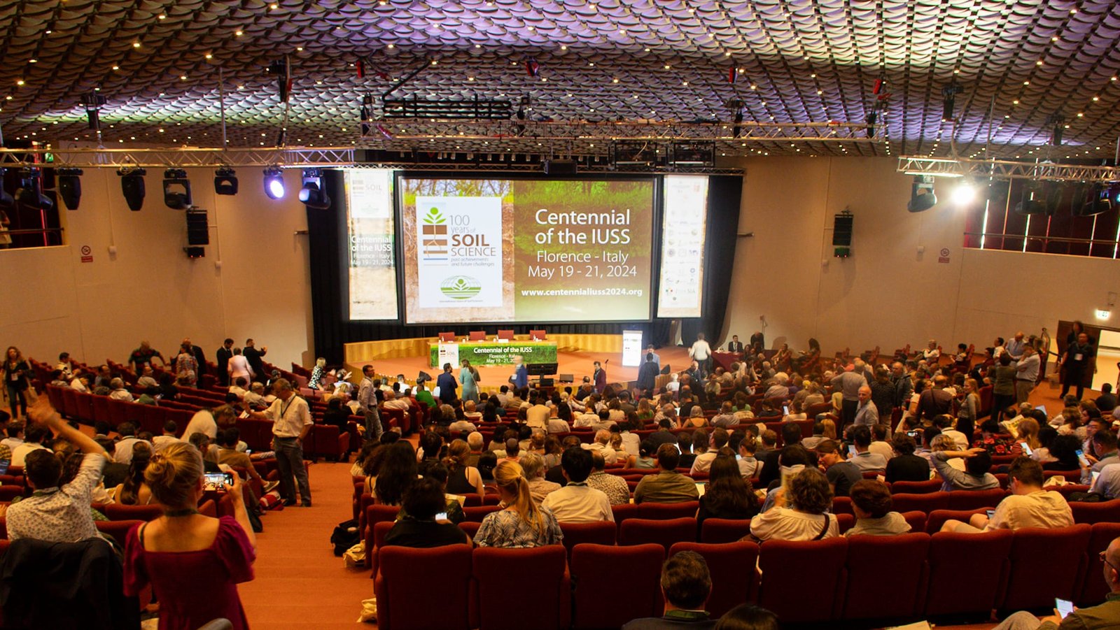 Il congresso IUSS di Firenze richiama 1500 scienziati da tutto il mondo per confrontarsi sui tanti temi connessi con il sistema suolo. FOTO: IUSS press office.
