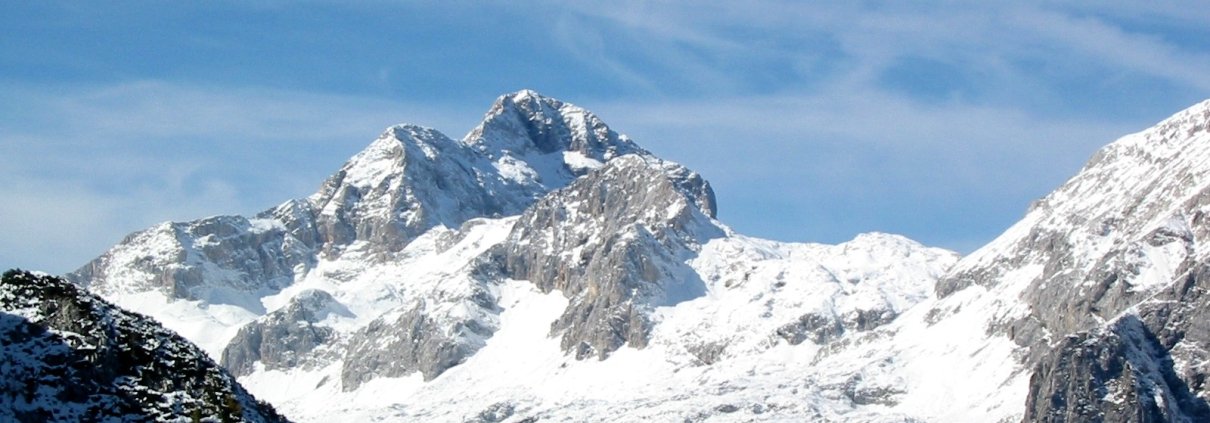 Il monte Triglav è uno dei simboli dell'identità slovena. Ospitava fino a oggi l'ultimo ghiacciaio ancora esistente del Paese. FOTO: Andrej Jakobčič - http://sl.wikipedia.org/wiki/Slika:Triglav_z_Debele_peči.jpg, CC BY-SA 3.0.