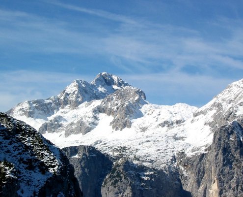 Il monte Triglav è uno dei simboli dell'identità slovena. Ospitava fino a oggi l'ultimo ghiacciaio ancora esistente del Paese. FOTO: Andrej Jakobčič - http://sl.wikipedia.org/wiki/Slika:Triglav_z_Debele_peči.jpg, CC BY-SA 3.0.