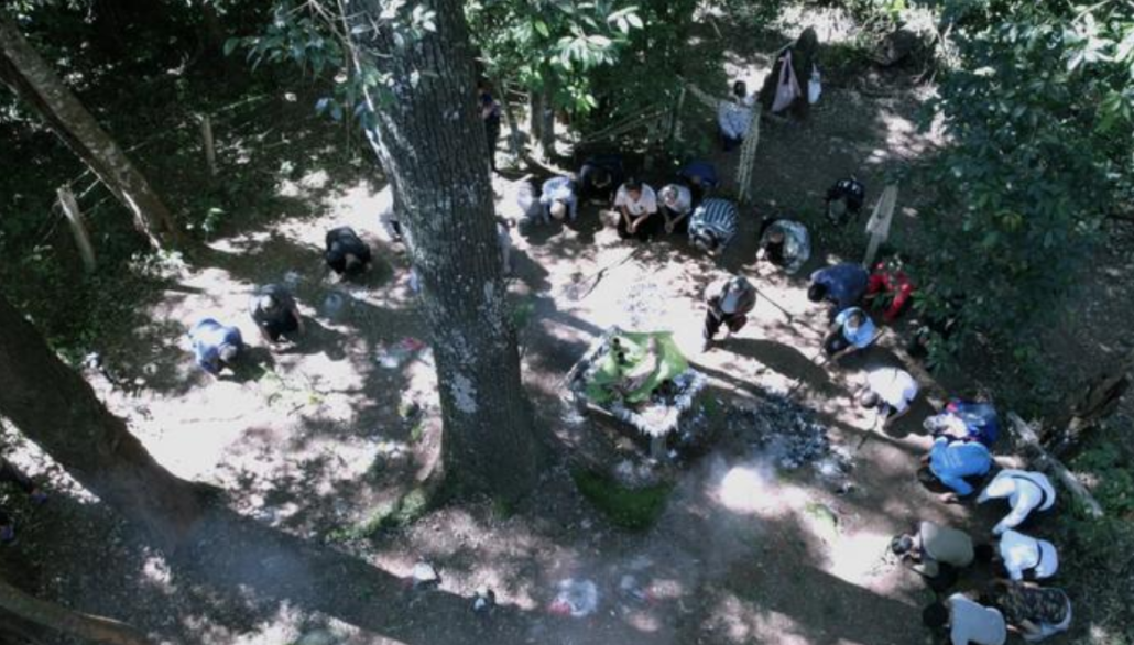 La comunità del villaggio Mae Sa Noi celebra il capodanno Hmong presso l'albero sacro Tong seng, nella foresta della comunità. FOTO: Nurturing Lives in the Forest documentary, provided with permission.