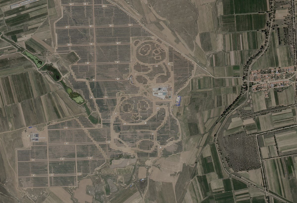 In Cina circa un terzo delle zone desertiche dove era stato costruito un parco solare ha sperimentato un recupero della vegetazione. Foto: Planet Labs Attribution-ShareAlike 4.0 International CC BY-SA 4.0 Deed