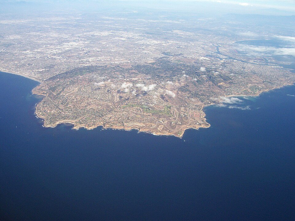 Veduta aerea della penisola di Palos Verdes, con il centro di Los Angeles in lontananza. FOTO: Bryanwake di Wikipedia - Pubblico dominio, https://commons.wikimedia.org/w/index.php?curid=10219266 