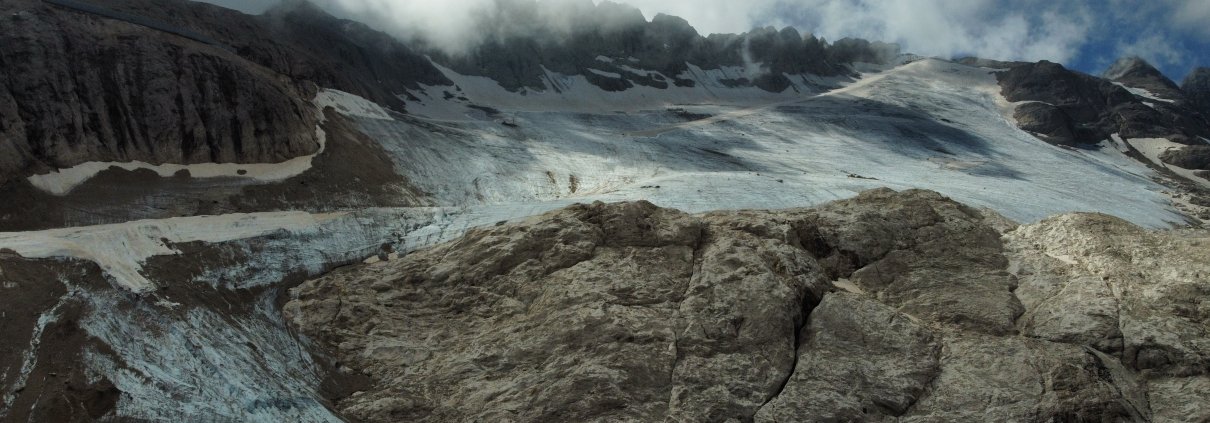 Il ghiacciao della Marmolada Dal 1888 è arretrato di 1.200 metri e con un innalzamento della quota della fronte di 3500 metri. FOTO: Legambiente