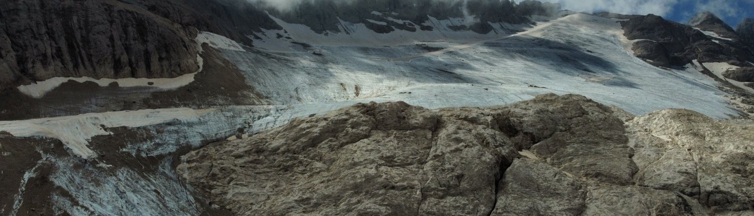 Il ghiacciao della Marmolada Dal 1888 è arretrato di 1.200 metri e con un innalzamento della quota della fronte di 3500 metri. FOTO: Legambiente
