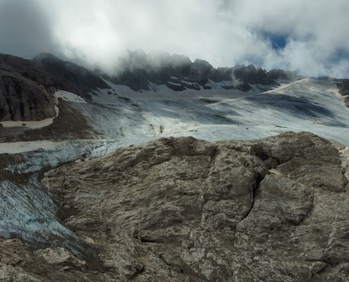 Il ghiacciao della Marmolada Dal 1888 è arretrato di 1.200 metri e con un innalzamento della quota della fronte di 3500 metri. FOTO: Legambiente