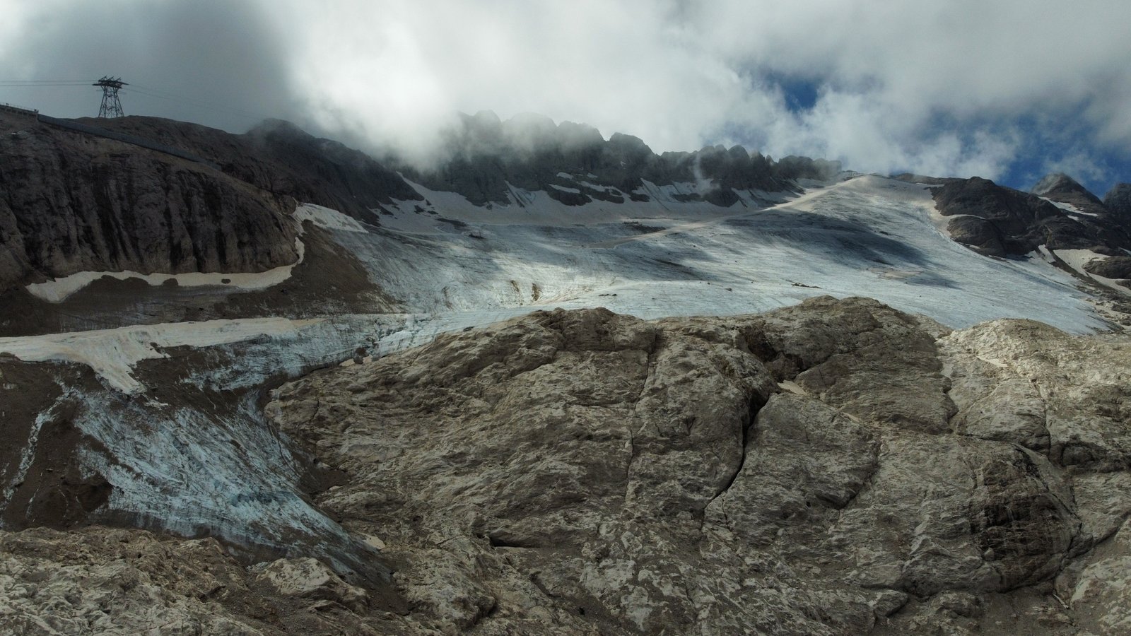 Il ghiacciao della Marmolada Dal 1888 è arretrato di 1.200 metri e con un innalzamento della quota della fronte di 3500 metri. FOTO: Legambiente