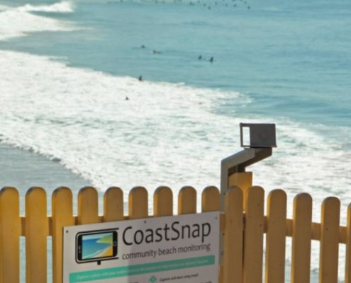Un supporto in acciaio per gli smartphone installati sulle spiagge rende possibile fare più foto dalla stessa angolatura di una spiaggia. In questo modo, comparandole, si può osservare il progredire dell'erosione costiera. FOTO: CoastSnap