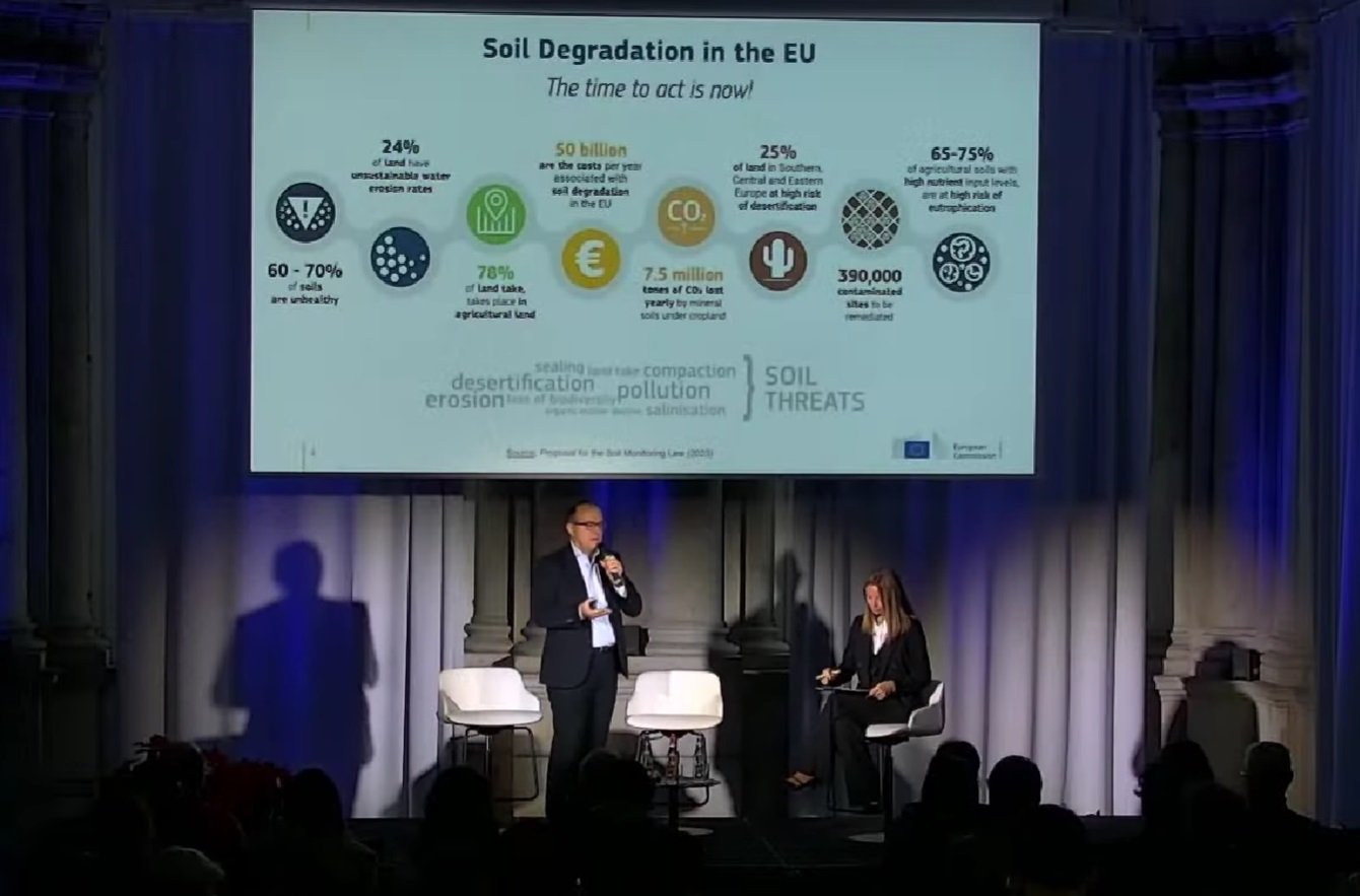 Un momento del convegno organizzato da CIC, Re Soil Foundation e Cluster Spring in occasione della Giornata Mondiale del Suolo. Immagine: Ricicla.tv screenshot 5-12-2024