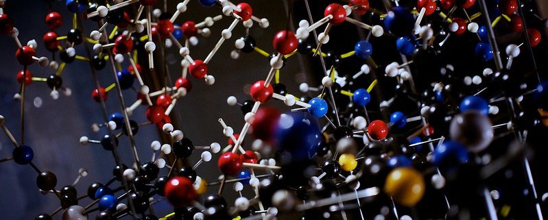 Modello di vitamina B12 realizzato da Dorothy Hodgkin (Alan Turing exhibition). Lo studio dei corrinoidi, una famiglia chiave di nutrienti di cui fa parte la stessa B12, consente di svelare le relazioni tra i microbi e il suolo. Foto: Paul Hudson Attribution 2.0 Generic CC BY 2.0 Deed
