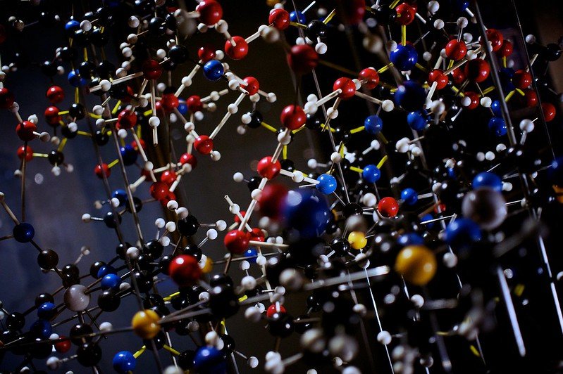 Modello di vitamina B12 realizzato da Dorothy Hodgkin (Alan Turing exhibition). Lo studio dei corrinoidi, una famiglia chiave di nutrienti di cui fa parte la stessa B12, consente di svelare le relazioni tra i microbi e il suolo. Foto: Paul Hudson Attribution 2.0 Generic CC BY 2.0 Deed
