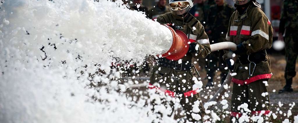 I PFAS si trovano in molti prodotti come schiume antiincendio, vernici, pesticidi, rivestimenti e imballaggi alimentari. Foto: Defense Visual Information Distribution Service Public Domain Mark 1.0 Universal PDM 1.0 Deed