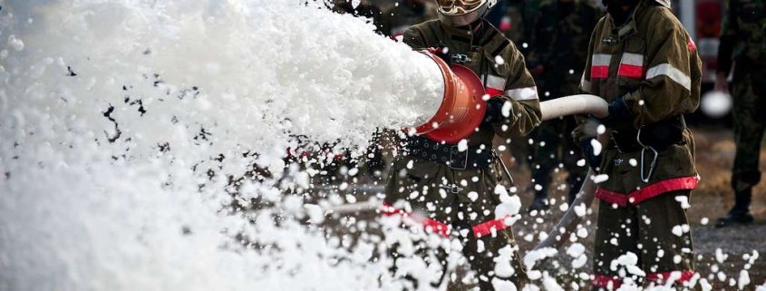 I PFAS si trovano in molti prodotti come schiume antiincendio, vernici, pesticidi, rivestimenti e imballaggi alimentari. Foto: Defense Visual Information Distribution Service Public Domain Mark 1.0 Universal PDM 1.0 Deed