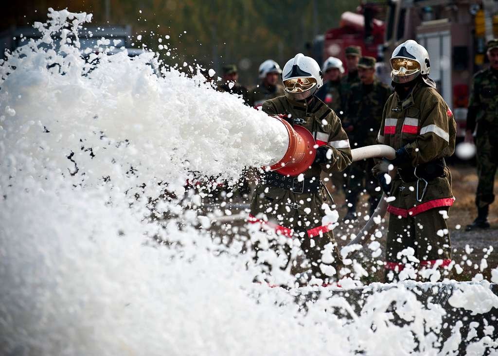 I PFAS si trovano in molti prodotti come schiume antiincendio, vernici, pesticidi, rivestimenti e imballaggi alimentari. Foto: Defense Visual Information Distribution Service Public Domain Mark 1.0 Universal PDM 1.0 Deed