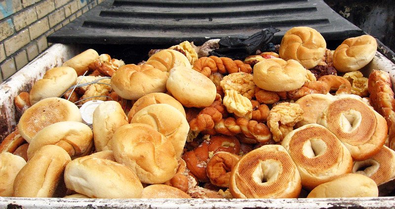Nel mondo si sprecano ogni anno 18,5 miliardi di tonnellate di pane, spesso ancora commestibile, pari a un decimo della produzione totale Foto: shoehorn99 Attribution-NonCommercial 2.0 Generic CC BY-NC 2.0 Deed