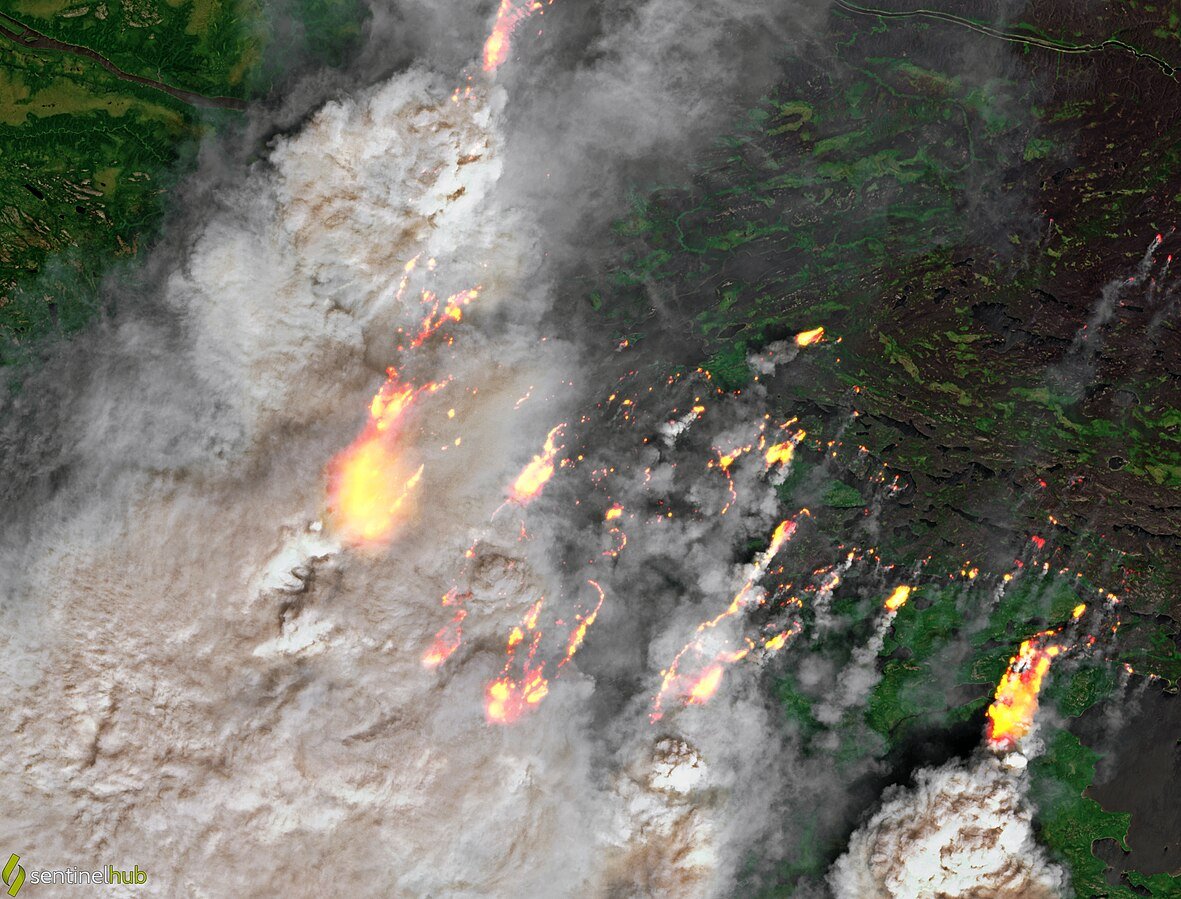 I maxi incendi del 2023 in Québec visti dal satellite. Nel corso di quell'anno il Canada ha registrato oltre 18,4 milioni di ettari di foreste bruciate e circa 232.000 persone evacuate. Foto: Pierre Markuse modified Copernicus Sentinel data 2023 Attribution 2.0 Generic CC BY 2.0 Deed
