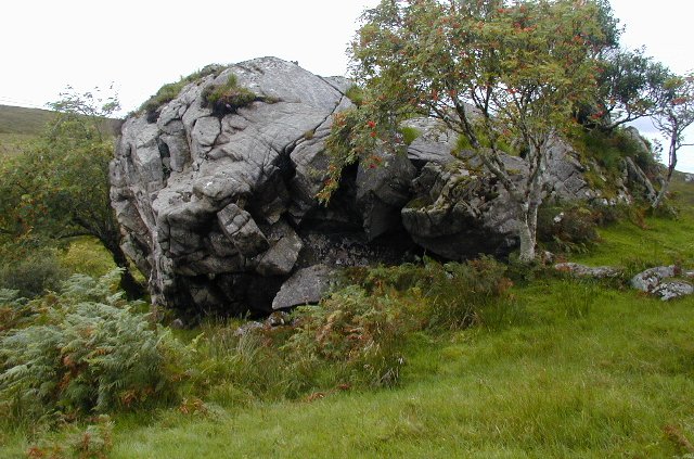 Gli affioramenti rocciosi sono comuni negli ecosistemi montani ed esercitano un impatto significativo sulle funzioni dell'ecosistema. Foto: © Copyright Chris Gunns and licensed for reuse under this Creative Commons Licence: Attribution-ShareAlike 2.0 Generic CC BY-SA 2.0 Deed