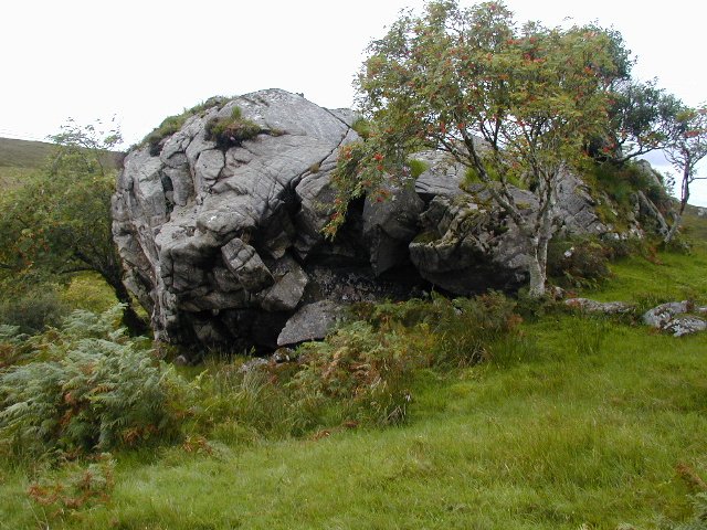 Gli affioramenti rocciosi sono comuni negli ecosistemi montani ed esercitano un impatto significativo sulle funzioni dell'ecosistema. Foto: © Copyright Chris Gunns and licensed for reuse under this Creative Commons Licence: Attribution-ShareAlike 2.0 Generic CC BY-SA 2.0 Deed