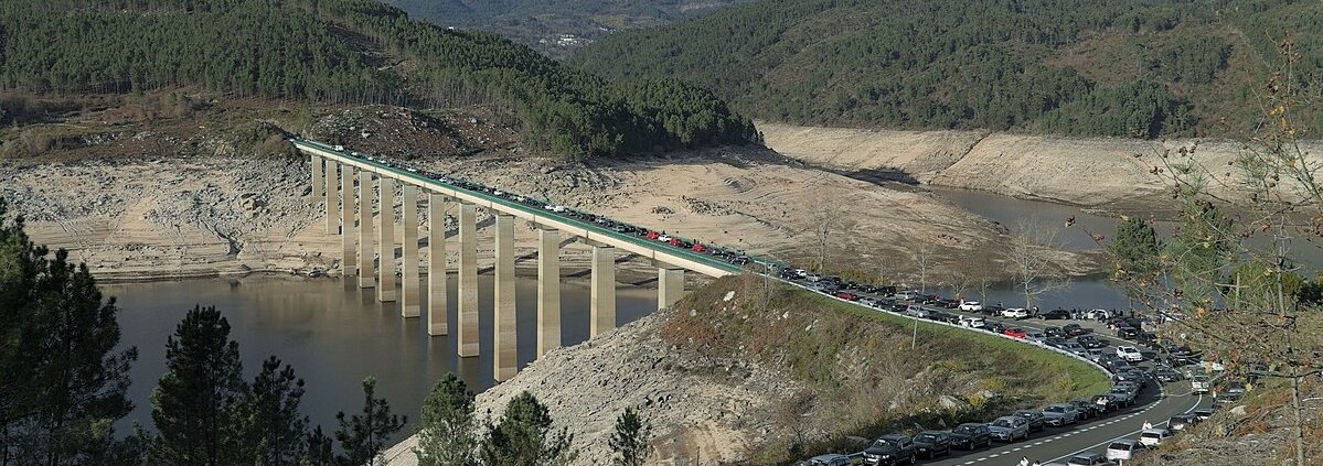 Turisti in coda per visitare il villaggio di Aceredo, in Spagna, riemerso dalle acque durante la siccità del 2022. Gli eventi estremi, come le ondate di calore, possono trasformare gli ecosistemi in fonti di emissioni nette di carbonio. Foto: o_andras Attribution-ShareAlike 4.0 International CC BY-SA 4.0 Deed