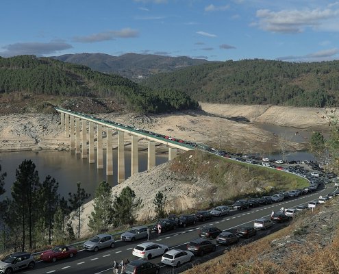 Turisti in coda per visitare il villaggio di Aceredo, in Spagna, riemerso dalle acque durante la siccità del 2022. Gli eventi estremi, come le ondate di calore, possono trasformare gli ecosistemi in fonti di emissioni nette di carbonio. Foto: o_andras Attribution-ShareAlike 4.0 International CC BY-SA 4.0 Deed