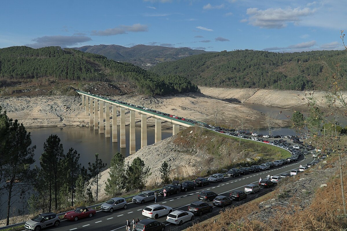 Turisti in coda per visitare il villaggio di Aceredo, in Spagna, riemerso dalle acque durante la siccità del 2022. Gli eventi estremi, come le ondate di calore, possono trasformare gli ecosistemi in fonti di emissioni nette di carbonio. Foto: o_andras Attribution-ShareAlike 4.0 International CC BY-SA 4.0 Deed