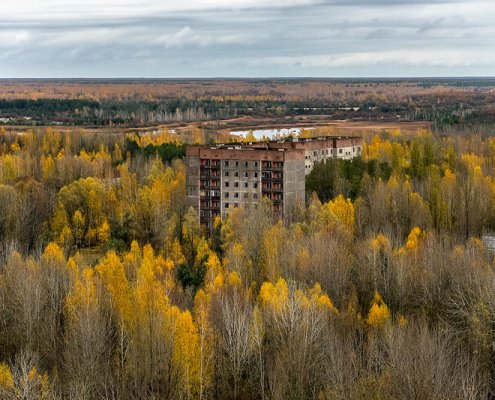 Around the Chernobyl “Exclusion zone” (photo) extends the so-called “Compulsory relocation zone,” which has never been fully abandoned. Thousands of people live in the area but no official investment or land use is allowed. Photo: Jorge Franganillo Attribution 2.0 Generic CC BY 2.0 Deed