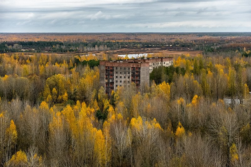 Attorno alla “Zona di esclusione” di Chernobyl (foto) si estende la cosiddetta “Zona di reinsediamento obbligatorio” che non è mai stata completamente abbandonata. Nell'area vivono migliaia di persone ma non sono consentiti gli investimenti né l'uso della terra. Foto: Jorge Franganillo Attribuzione 2.0 Generico CC BY 2.0 Deed