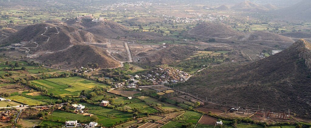 Il territorio nel quale sorgerà l'Aravalli Green Wall in India è da tempo soggetto a una crescente desertificazione a causa dei cambiamenti climatici e delle attività umane. FOTO: TeshTesh via Wikimedia Commons.