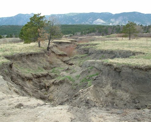 Quella a solchi profondi è considerata tipicamente come la forma di erosione del suolo più intensa. Foto: USFWS Mountain-Prairie Public Domain Mark 1.0 Universal PDM 1.0 Deed