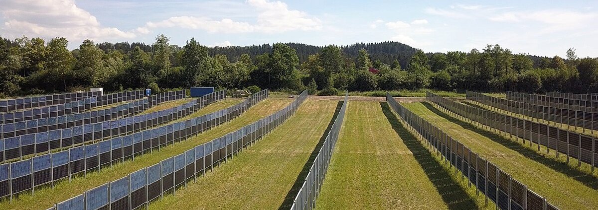 Immagine aerea di un impianto solare agrivoltaico con pareti di moduli bifacciali verticali vicino ad Aasen, Donaueschingen, Germania. Foto: Tobi Kellner Attribution-ShareAlike 4.0 International CC BY-SA 4.0 Deed