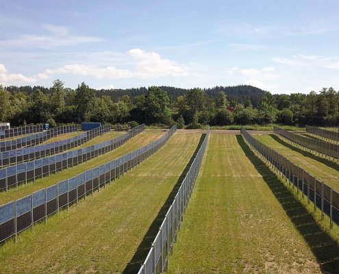 Immagine aerea di un impianto solare agrivoltaico con pareti di moduli bifacciali verticali vicino ad Aasen, Donaueschingen, Germania. Foto: Tobi Kellner Attribution-ShareAlike 4.0 International CC BY-SA 4.0 Deed